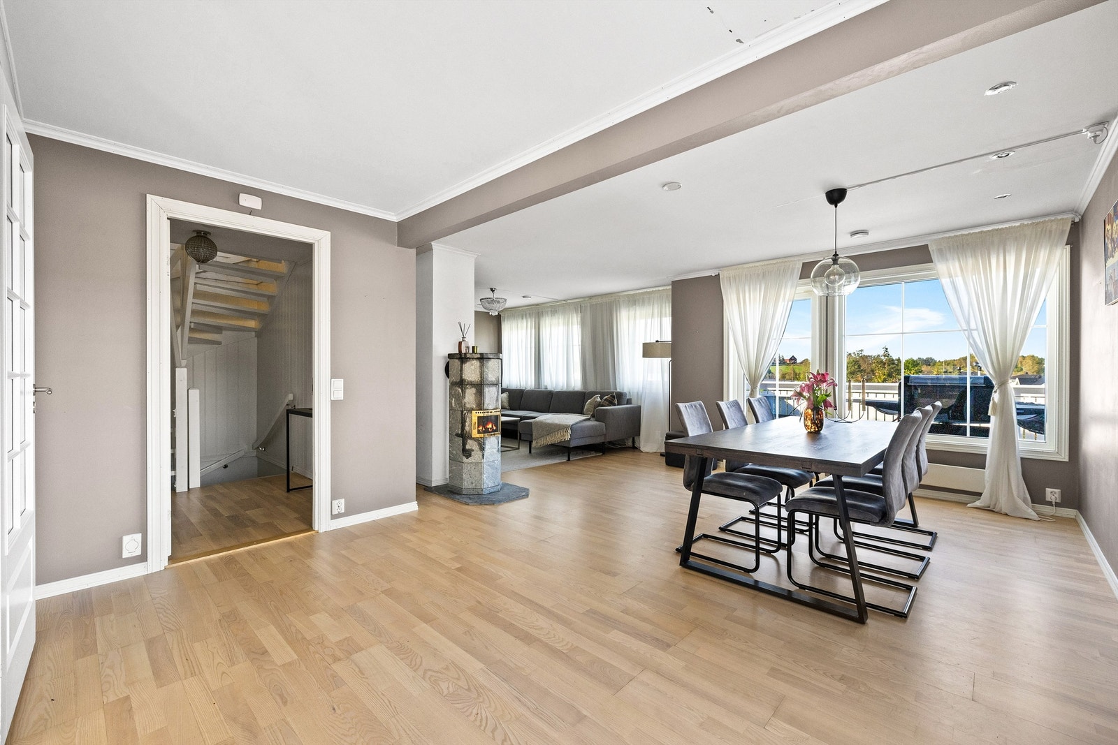 Stuen er boligens naturlige samlingspunkt og har en luftig, sosial atmosfære med store vindusflater som slipper inn rikelig med dagslys og skaper flott kontakt med uteområdet. Galleribilde