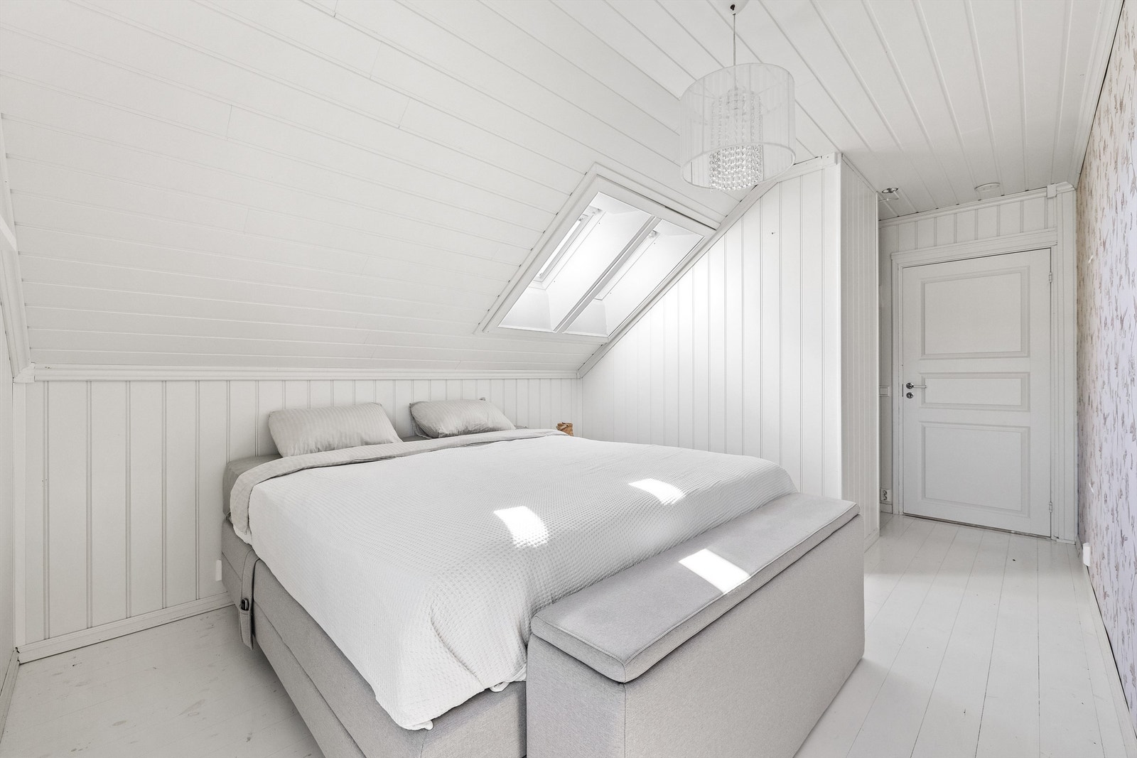 Hovedsoverommet har en romslig størrelse med plass til dobbeltseng og tilhørende møblement. Galleribilde