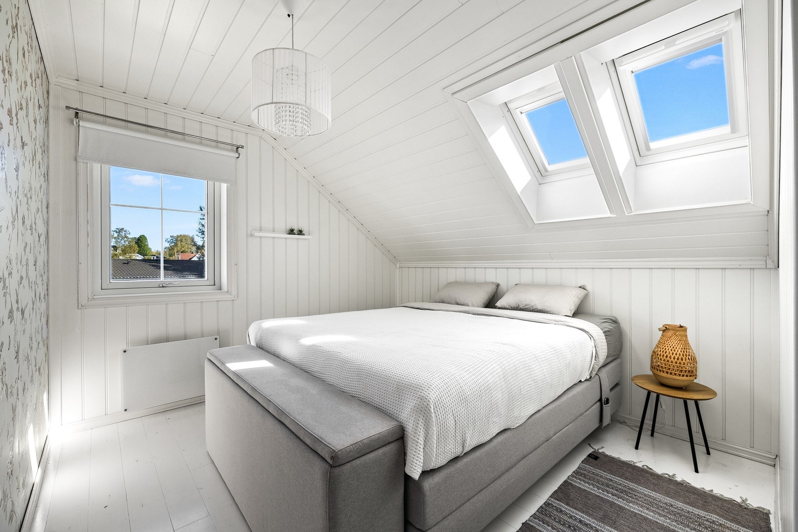 I øverste etasje finner du to sjarmerende soverom med gode vindusflater - både i vegg og skråtak - som gir rikelig med naturlig lys og en lun atmosfære. Galleribilde