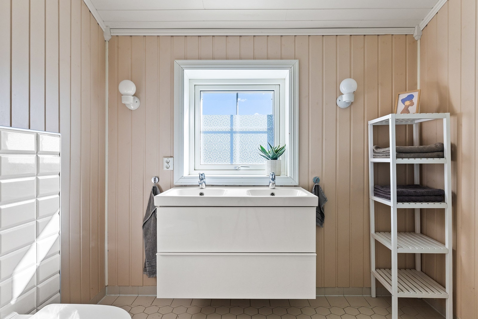 Badet er fra byggeåret og har et moderne uttrykk med tidsriktige materialvalg. Galleribilde