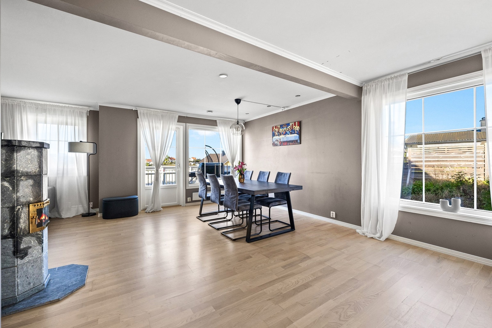 Rommet gir god plass til både en hyggelig sofakrok og et romslig spiseområde! Galleribilde