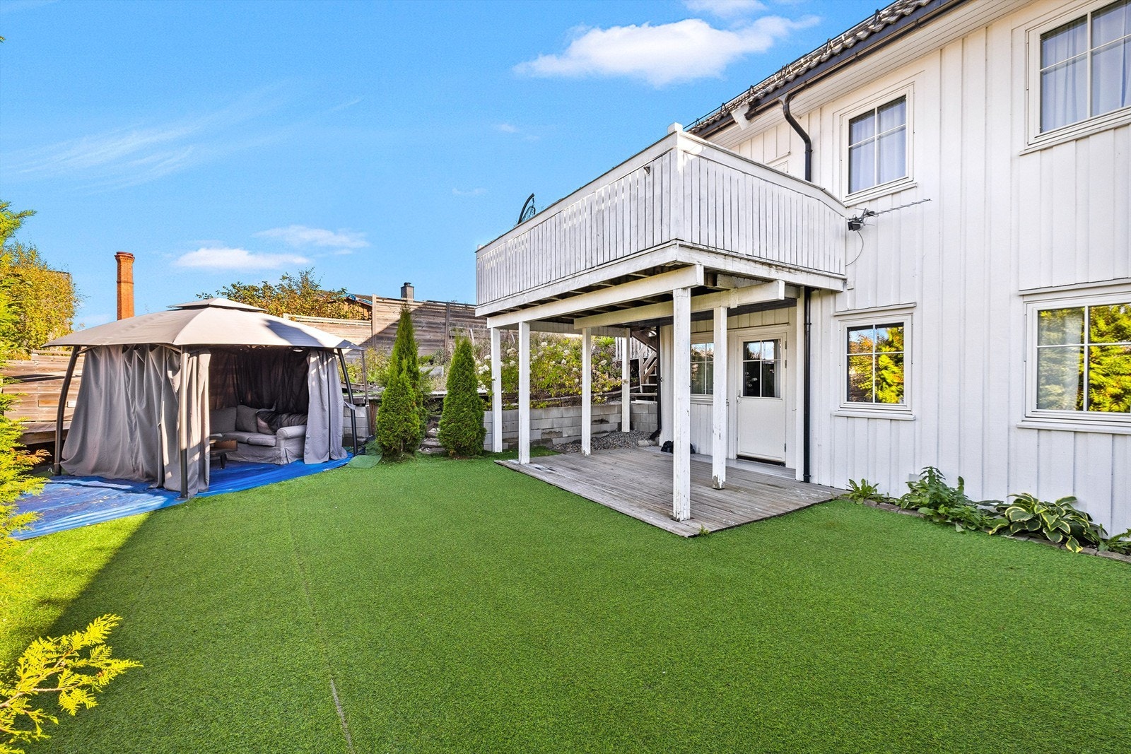 Terrasse på ca. 15 m² - et herlig uteområde som forlenger bruken av etasjen og innbyr til både lek, avslapning og sosiale sammenkomster. Galleribilde
