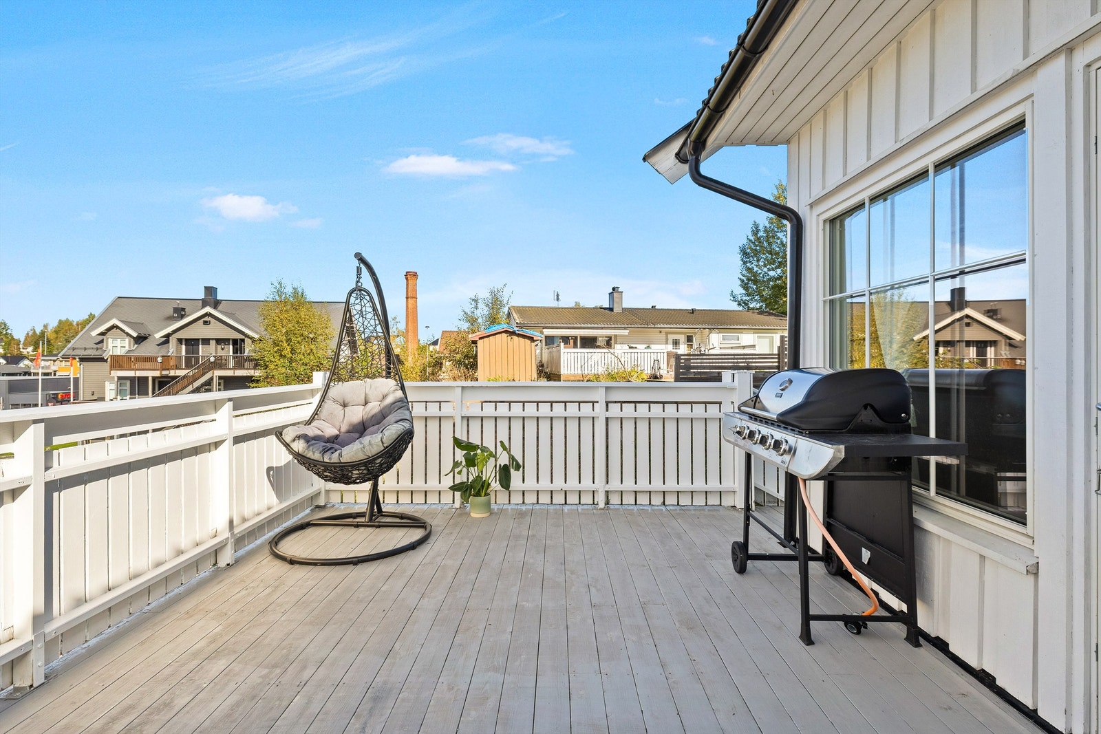 Her er det plass til både spisegruppe, loungehjørne og solsenger. Galleribilde