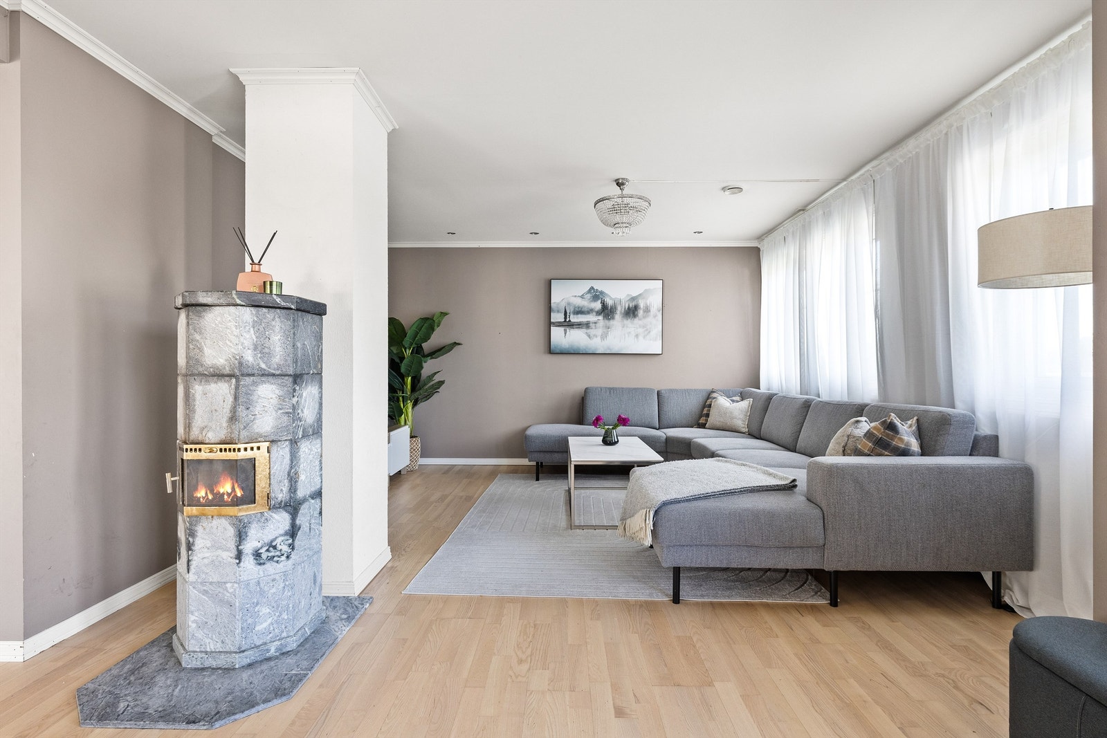 Gjennomgående moderne overflater gir et helhetlig og tidløst preg. Galleribilde