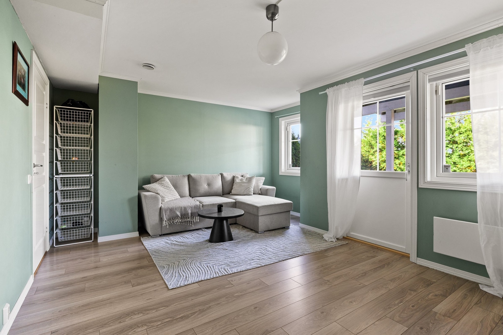 Rommet gir ekstra oppholdsrom med mange bruksmuligheter - perfekt som ungdomsrom, lekerom eller hjemmekontor. Galleribilde