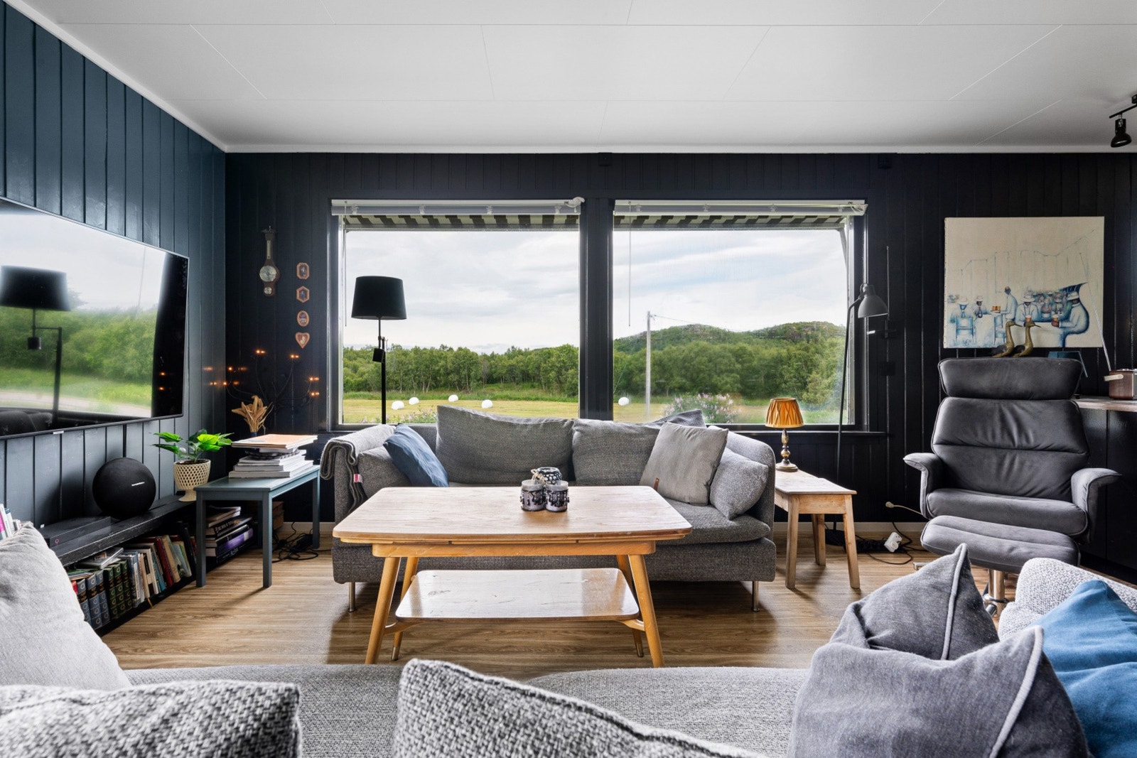 I stuen er det store vindusflater som gir godt med dagslys inn i rommet Galleribilde