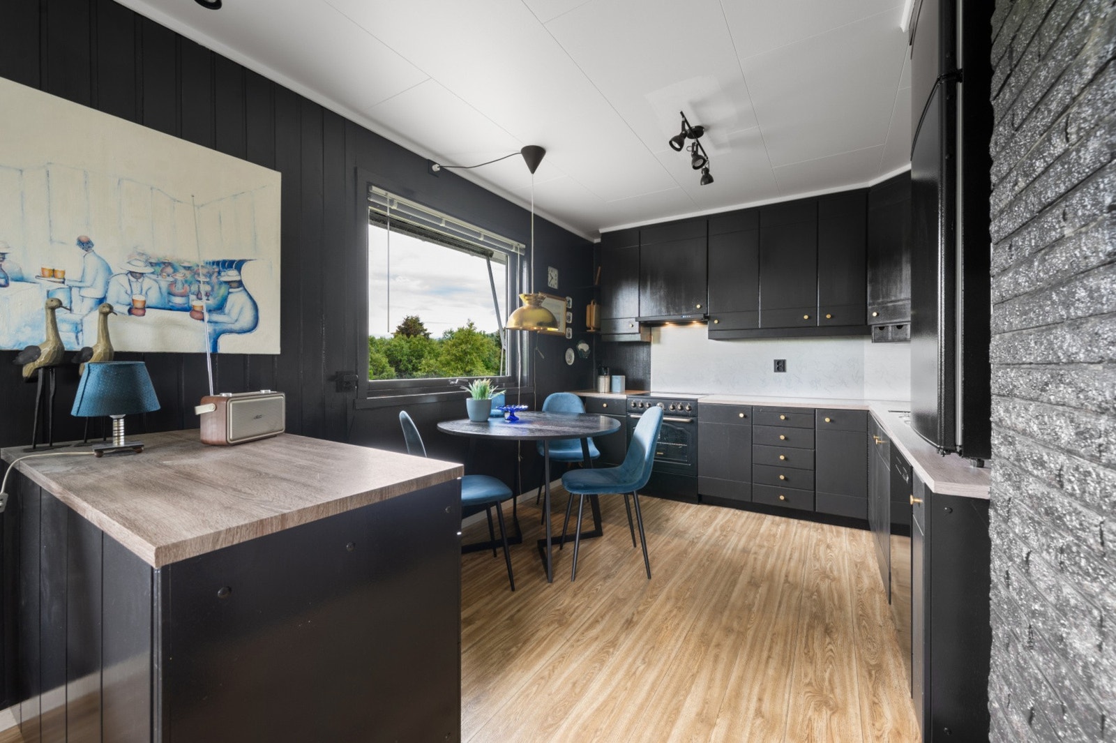 Innredningen har malte, slette fronter og benkeplate av laminat Galleribilde