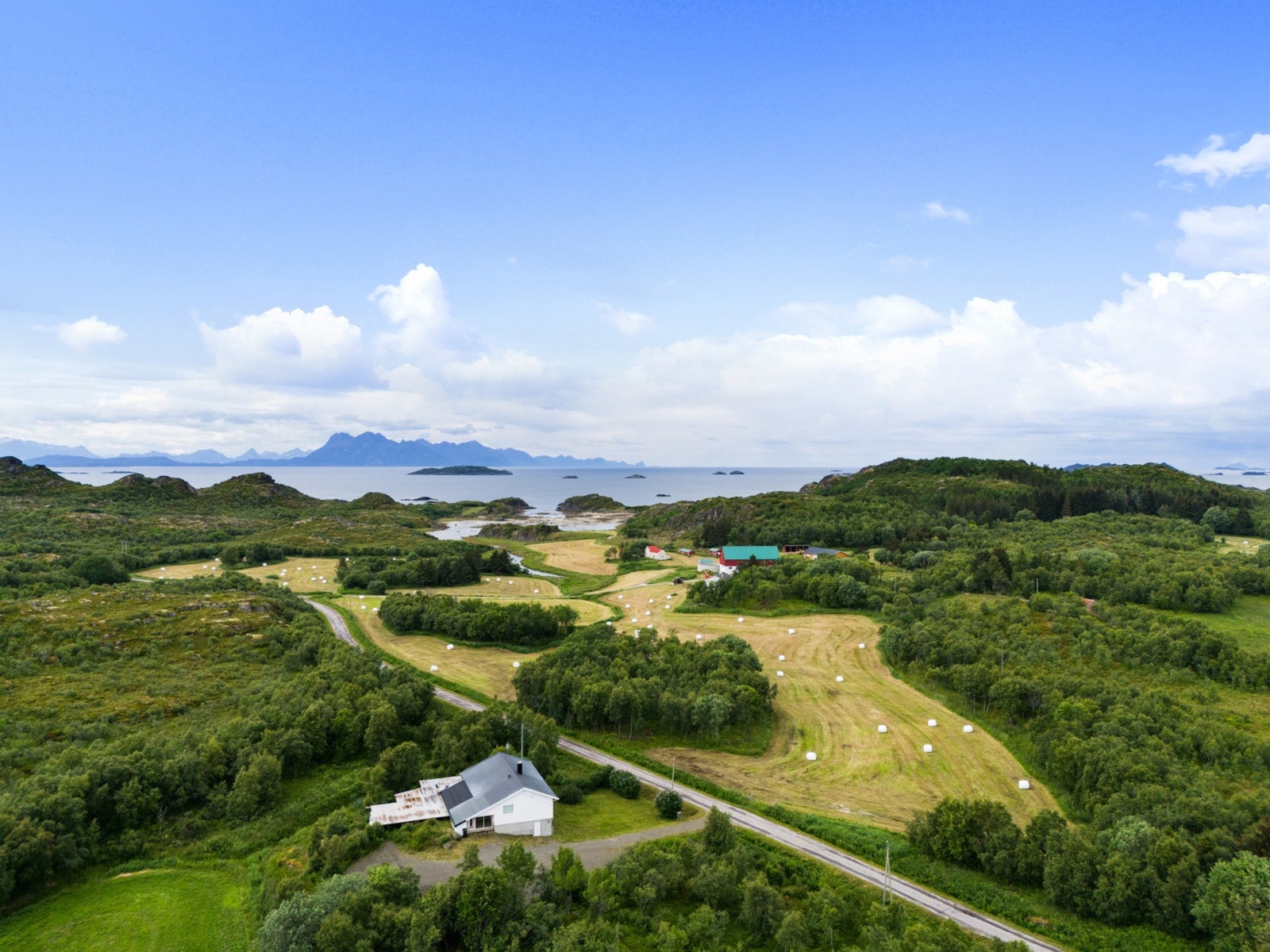 På idylliske Offersøy med usjenert og solrik beliggenhet finner du denne hyggelige eiendommen Galleribilde
