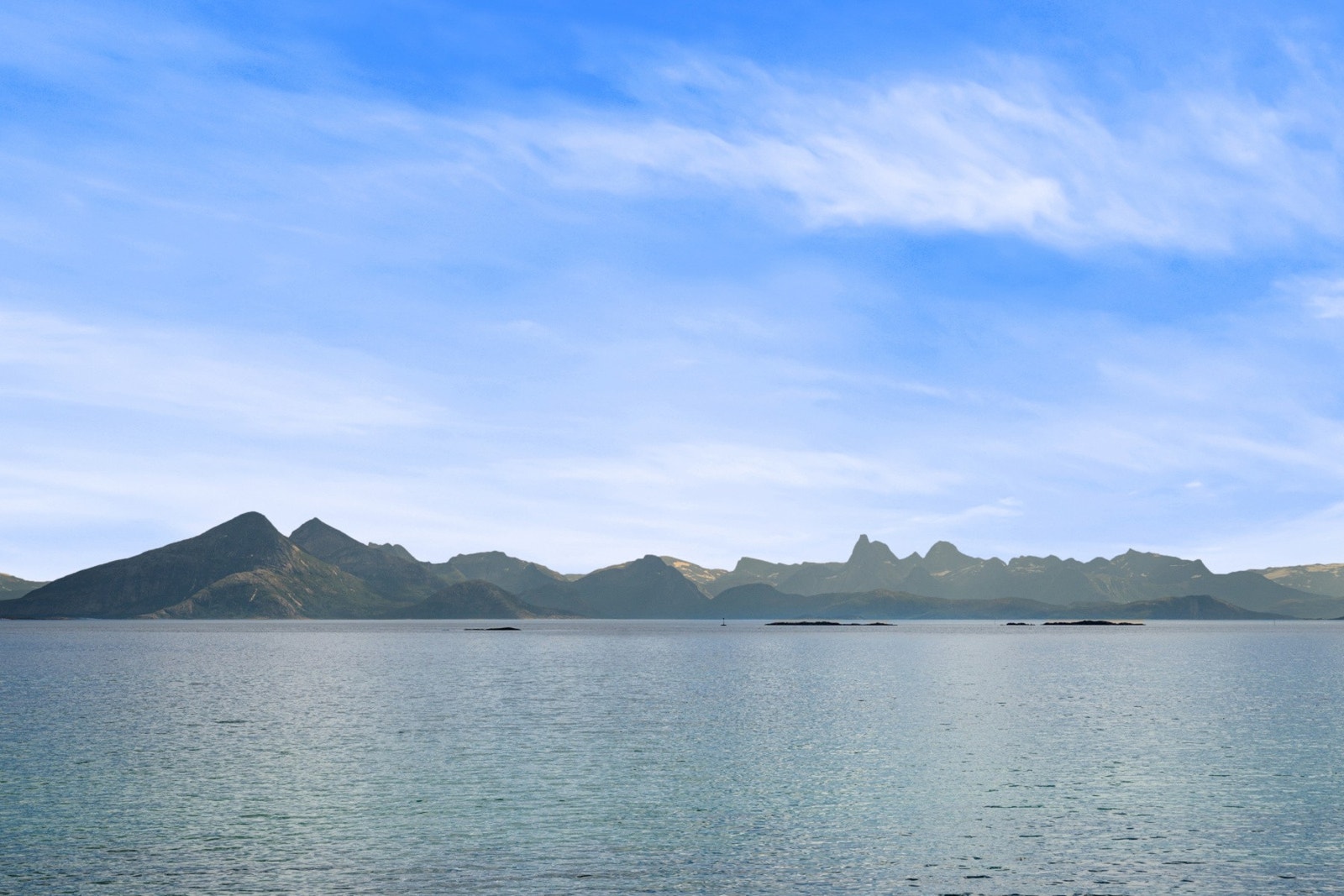 Her bor du i rolige og barnevennlige omgivelser med nærhet til havet Galleribilde