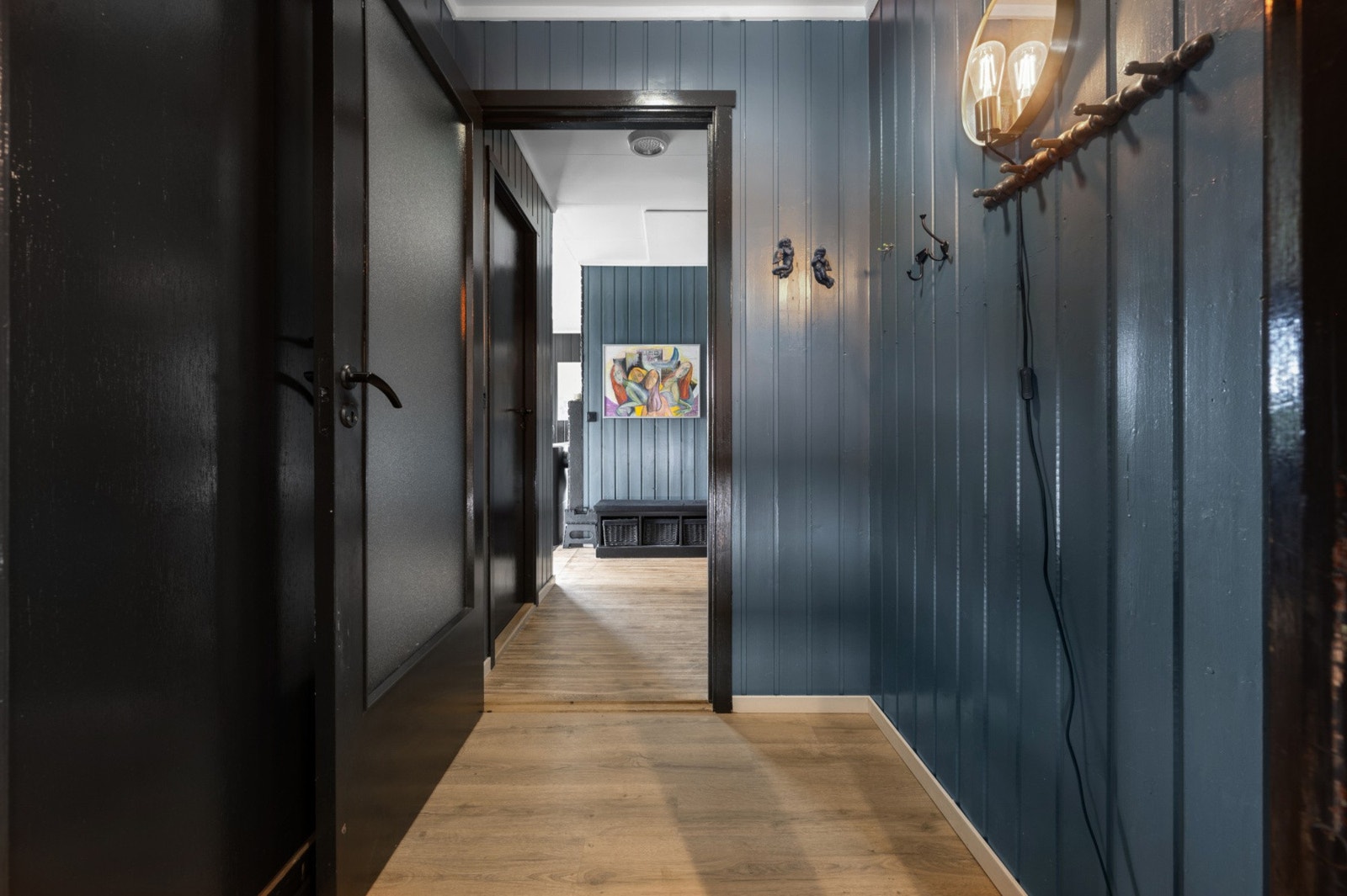 I entréen er det plass for oppheng av yttertøy på knagger Galleribilde