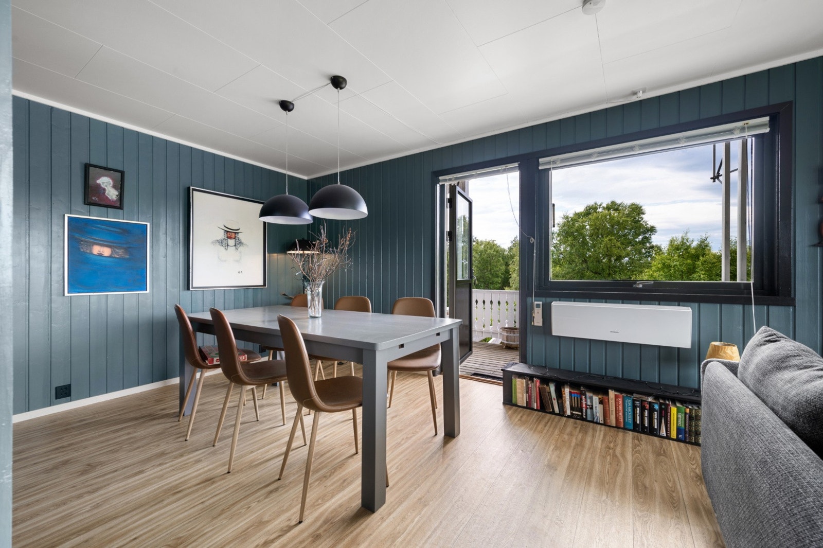 I tillegg til vedovn er det også montert varmepumpe, som sørger for at du har behagelig innetemperatur året rundt Galleribilde