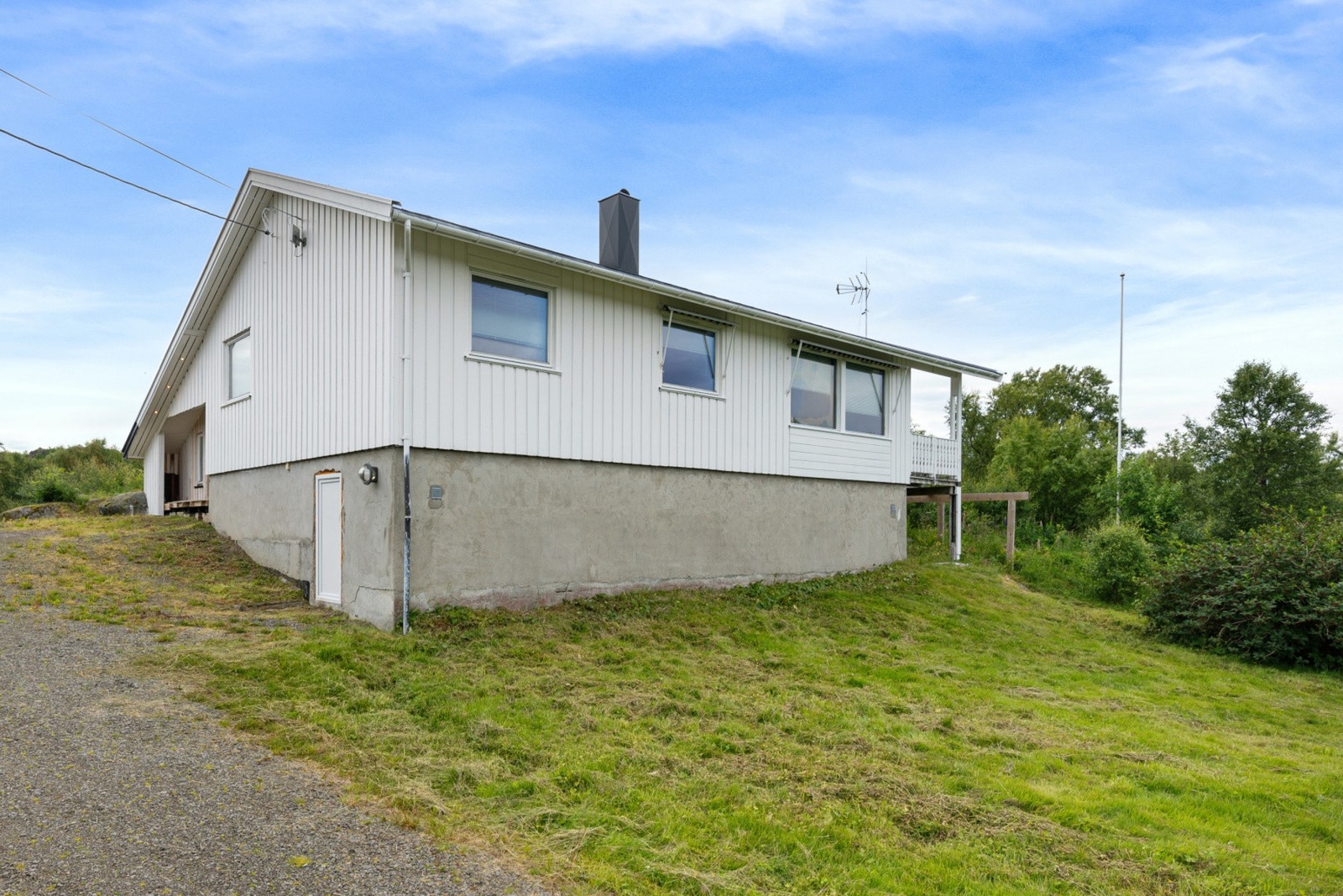 Inngangsdør til kjeller med rikelig lagringsplass Galleribilde