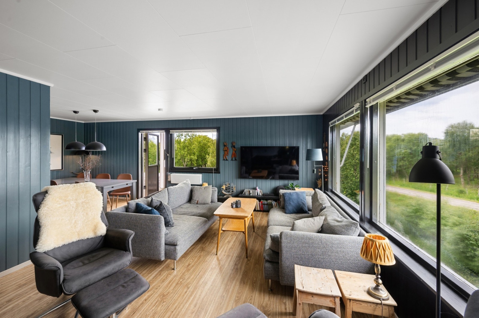 Utformingen av rommet gir plass til både sofagruppe og spisestue, her kan du innrede etter eget ønske Galleribilde