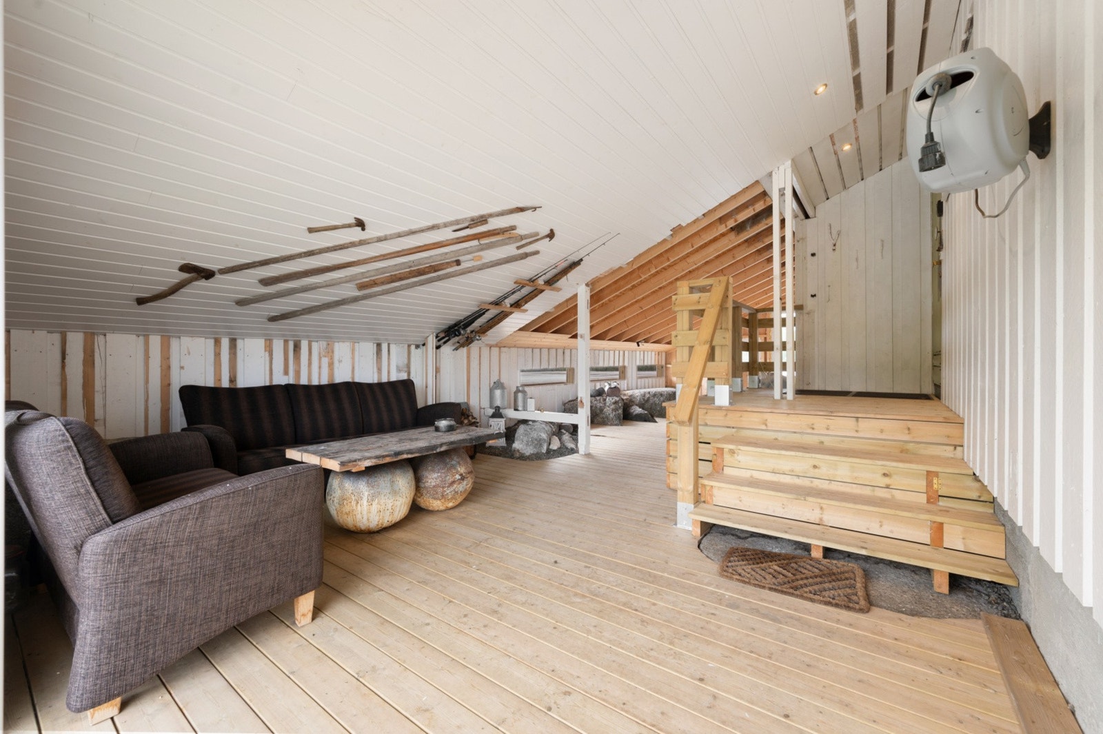 Det er takoverbygg over inngangspartiet og stort terrasseområde både med og uten tak Galleribilde