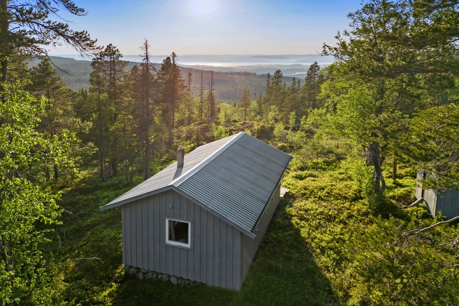Hytte med flott beliggenhet, gode solforhold og fantastisk utsikt. Galleribilde