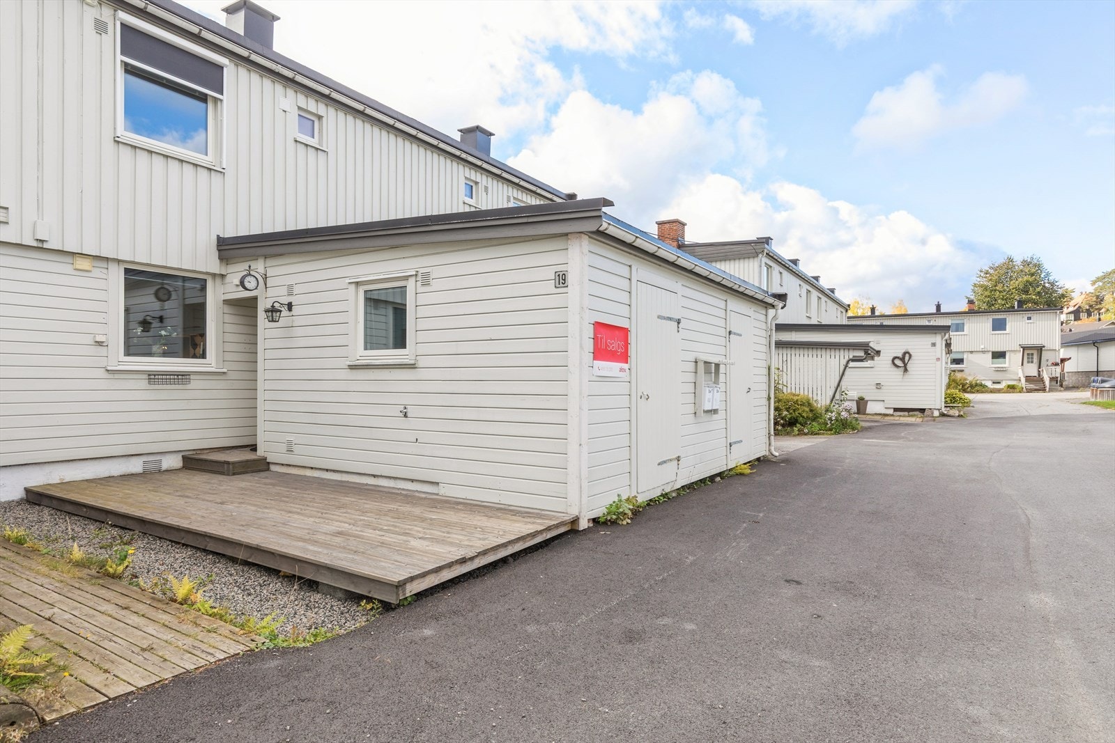 Ved inngangspartiet er en platting og en bod med adkomst utenifra. Galleribilde