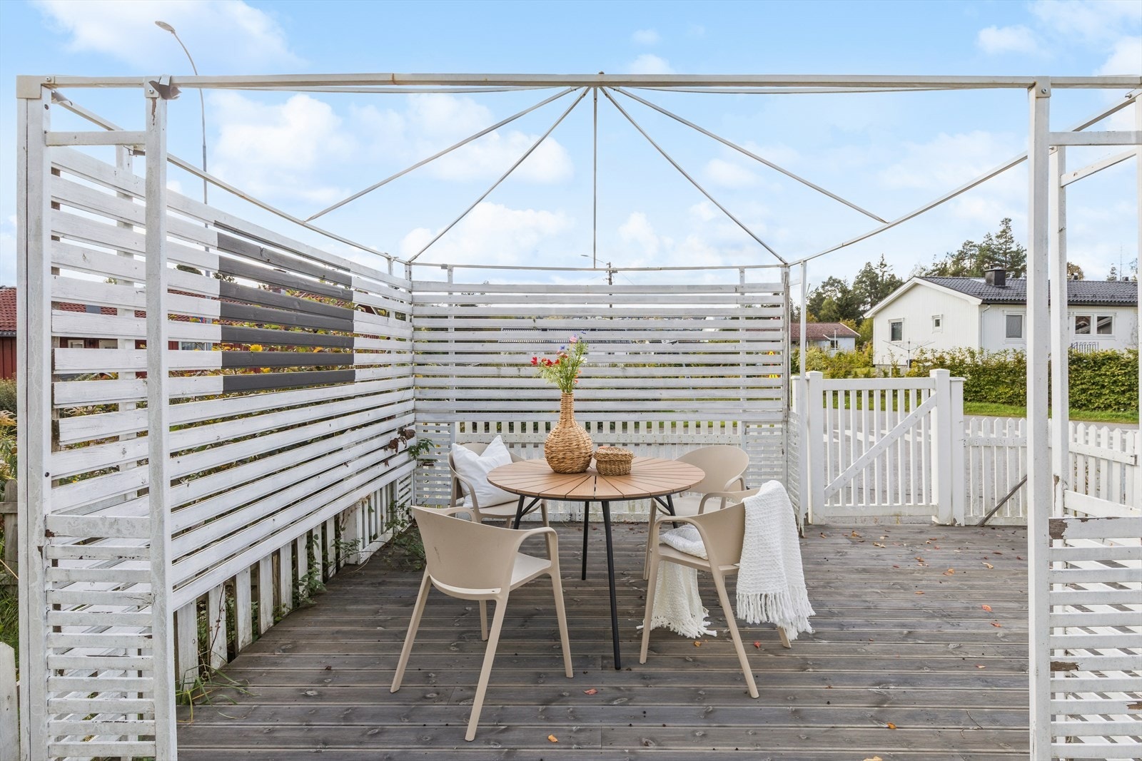 Det er også en plassbygget pergola. Galleribilde