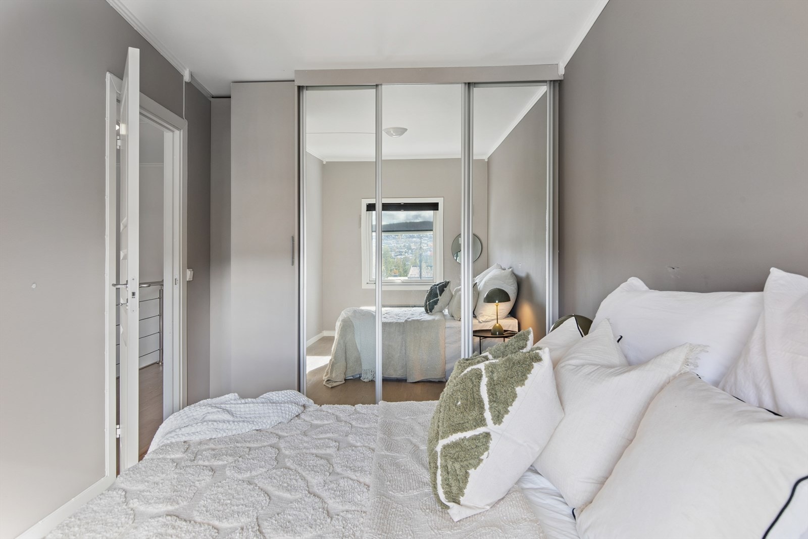 Soverom 1 - med stor skyvedørsgarderobe med speildører. Galleribilde