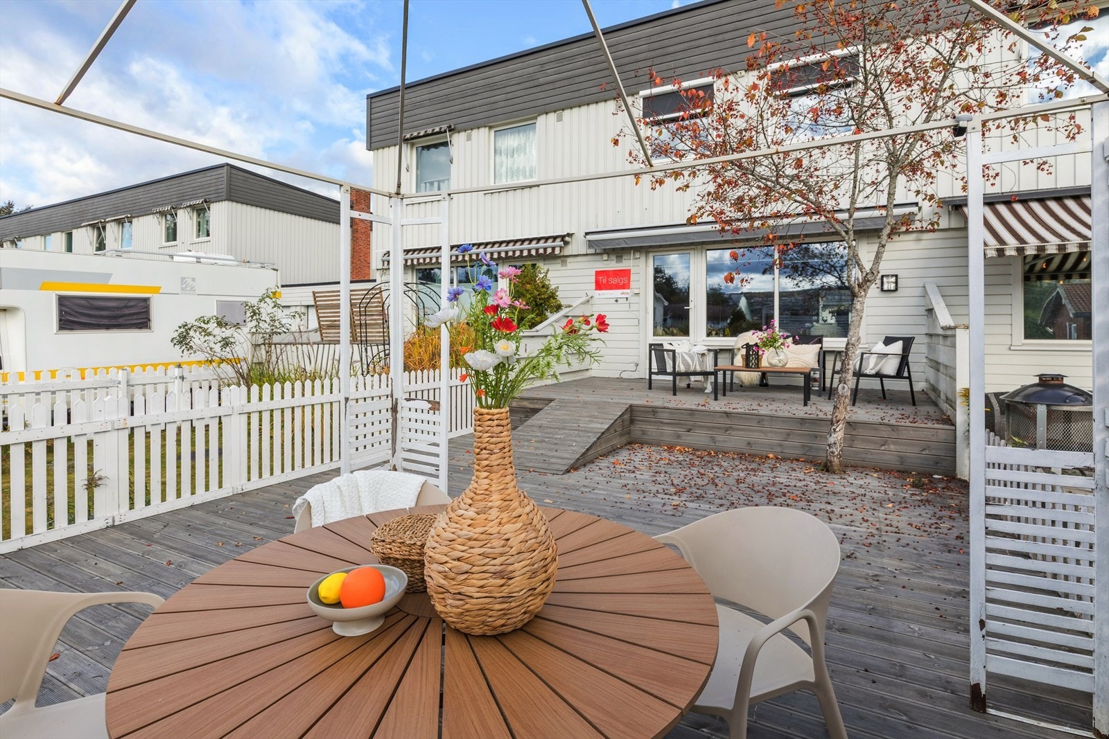 Med denne uteplassen kan man nyte de fine sommerdagene, og slippe å tenke på gressklipping. Galleribilde