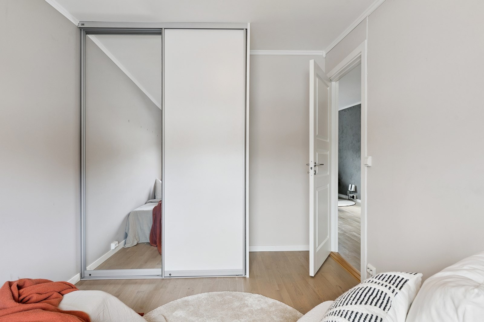 Soverom 2 har også skyvedørsgarderobe. Galleribilde