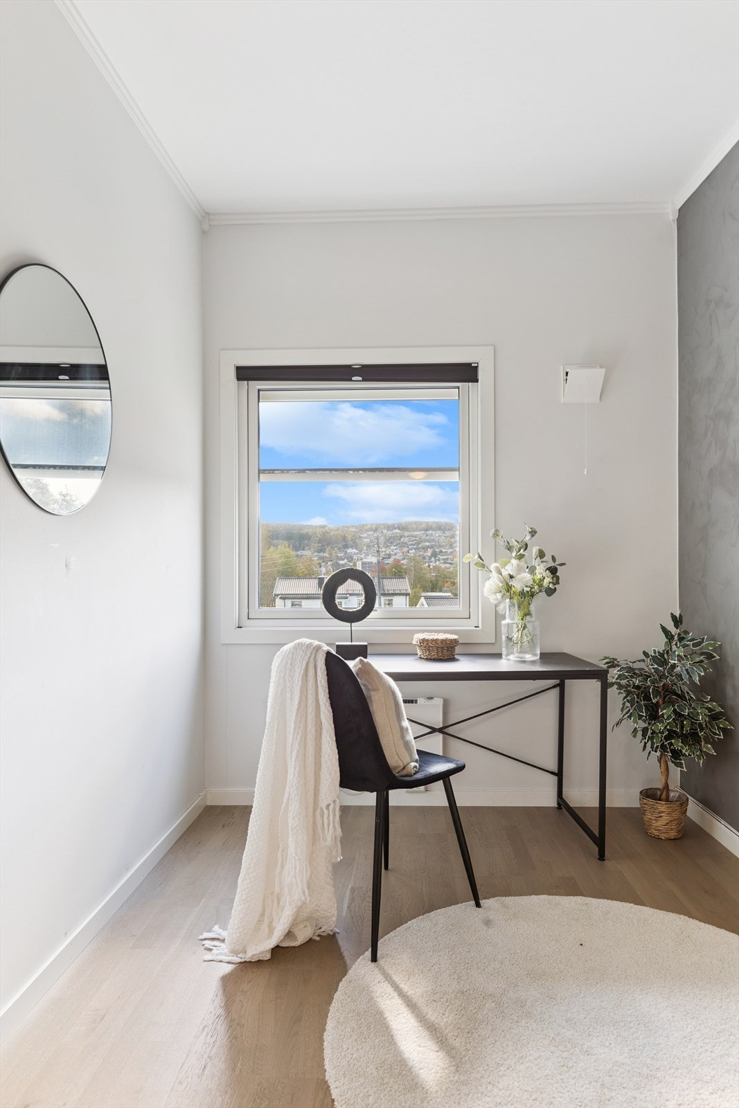 Kontor i trapperom. Om man trenger ett soverom til, kan man enkelt dele av igjen til opprinnelig planløsning. Galleribilde