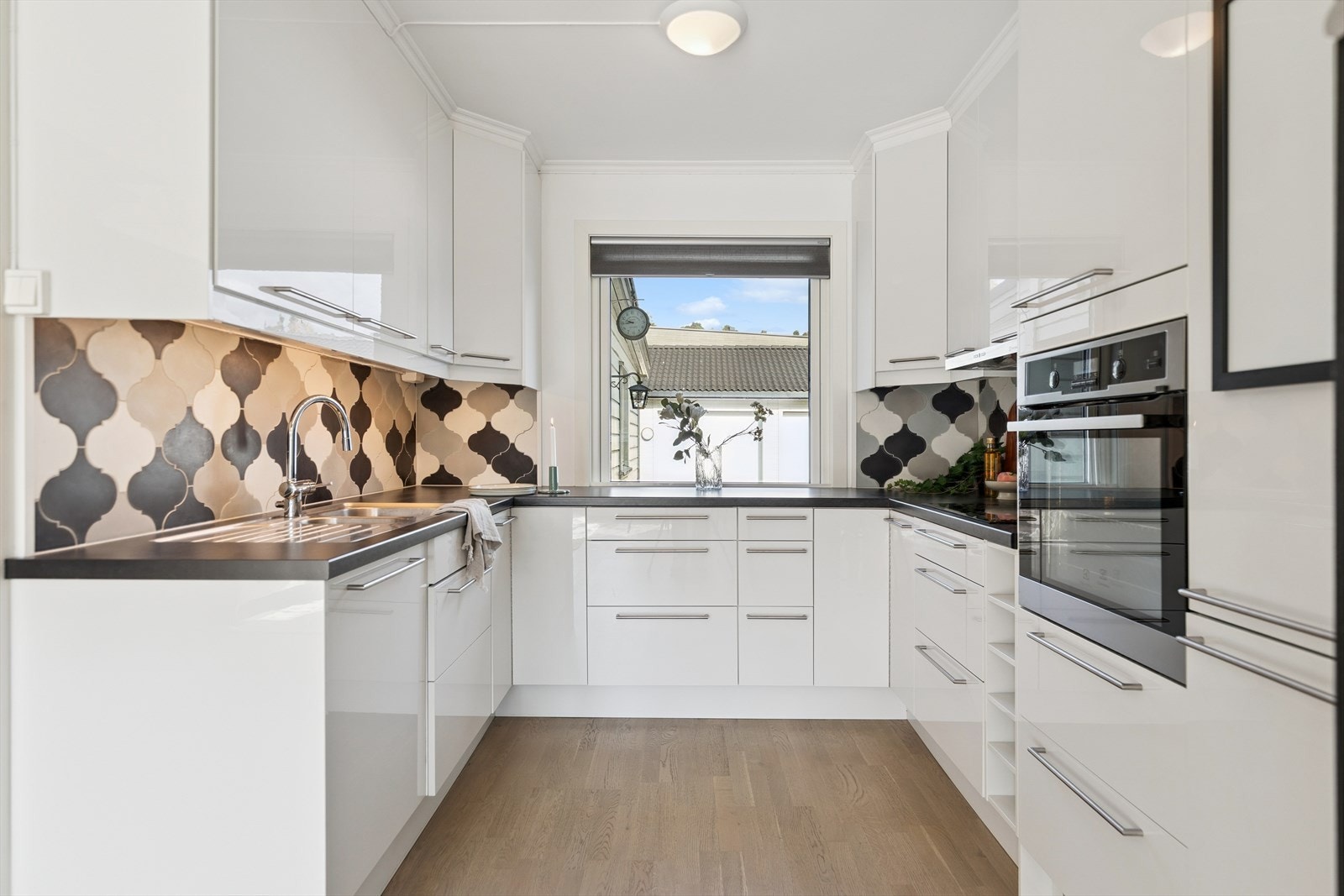 Takhøy, hesteskoformet kjøkkeninnredning fra 2018. Galleribilde