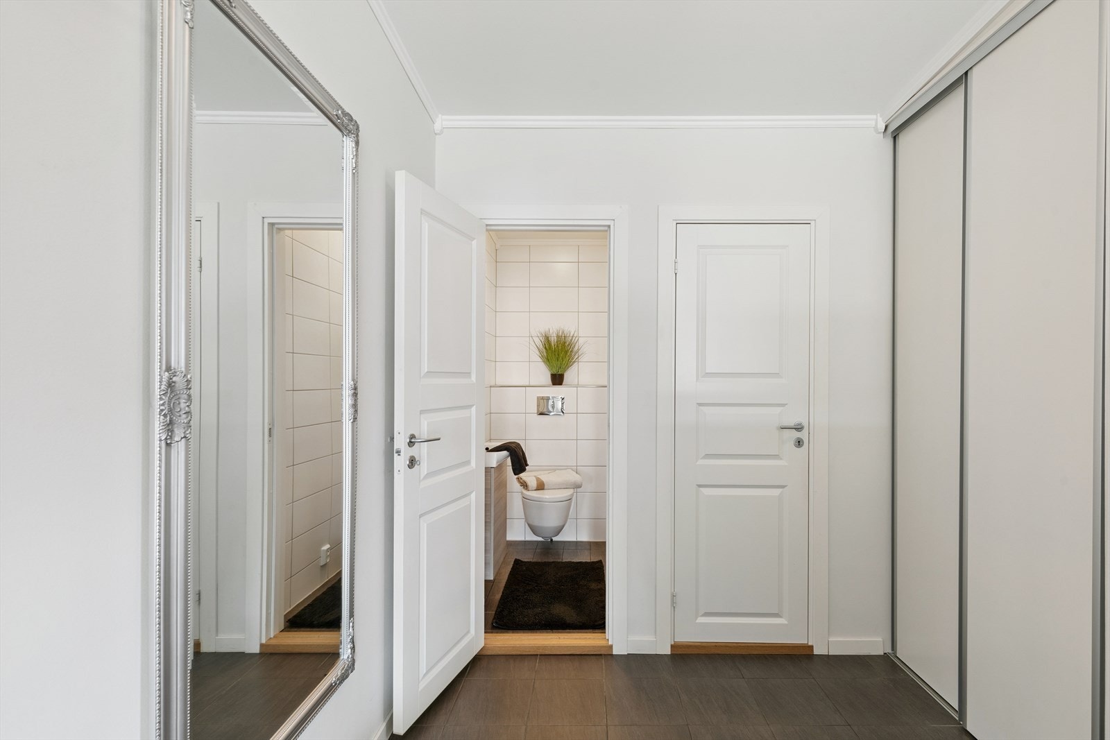 I 1. etasje er også et flislagt toalettrom med varme i gulv. Galleribilde