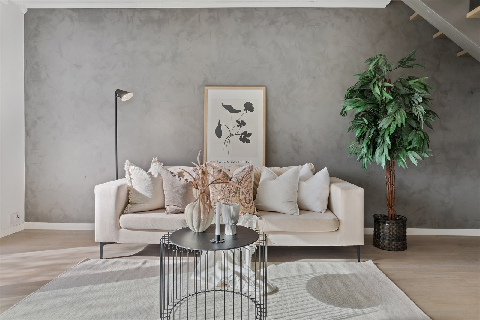 En vegg i stuen og trappegangen er malt med kalkmaling. Galleribilde