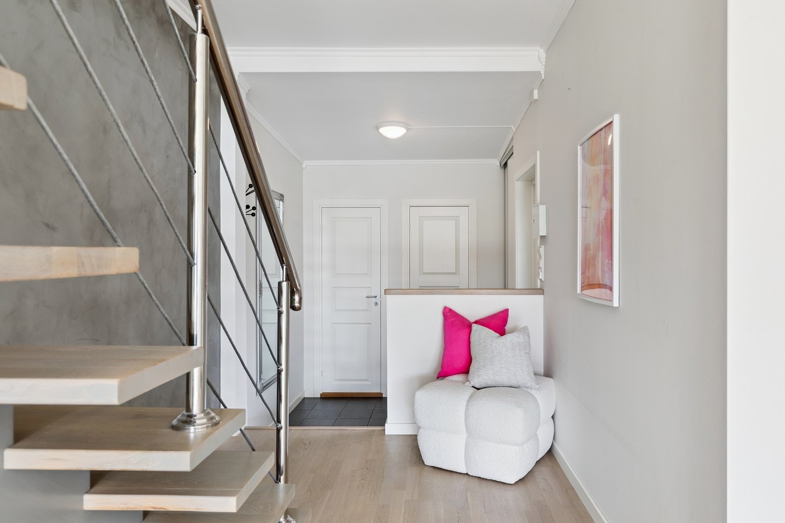 Stilig trapp med stålrør og stålvaier rekkverk. Galleribilde