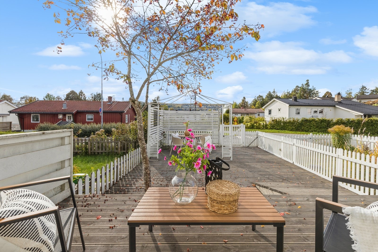 Dette rekkehuset har en fantastisk terrasse hvor man har solen til langt på kveld. Galleribilde