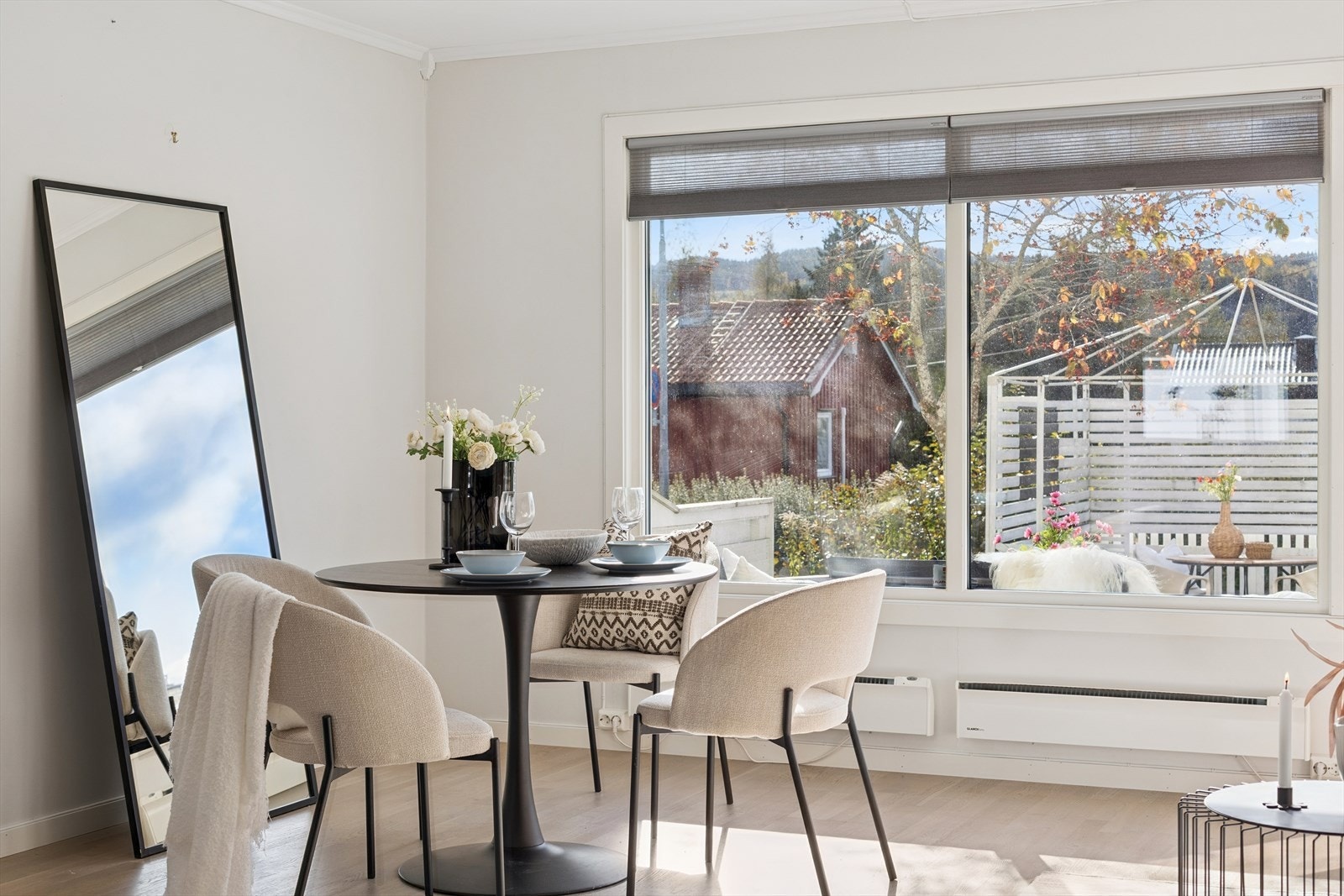 De store vinduene i stuen slipper inn mye naturlig lys. Galleribilde