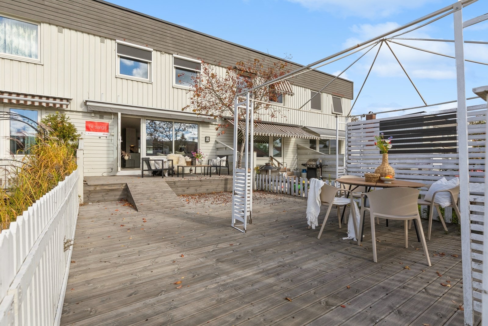 Lettstelt uteplass med terrassegulv. Galleribilde