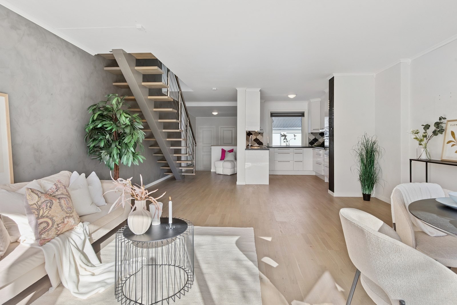 Totalrenovert og innbydende rekkehus med sentrumsnær beliggenhet på Tråstad! Galleribilde