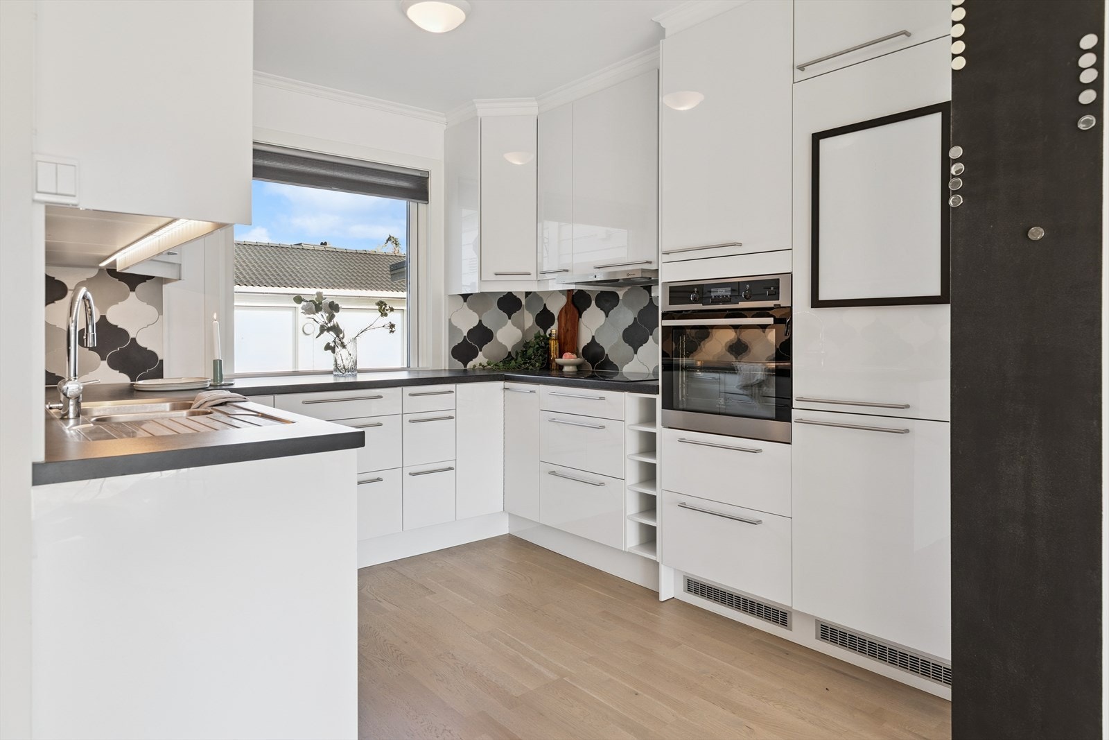 Det er integrert platetopp, stekeovn, oppvaskmaskin og kjøle/fryseskap. Galleribilde