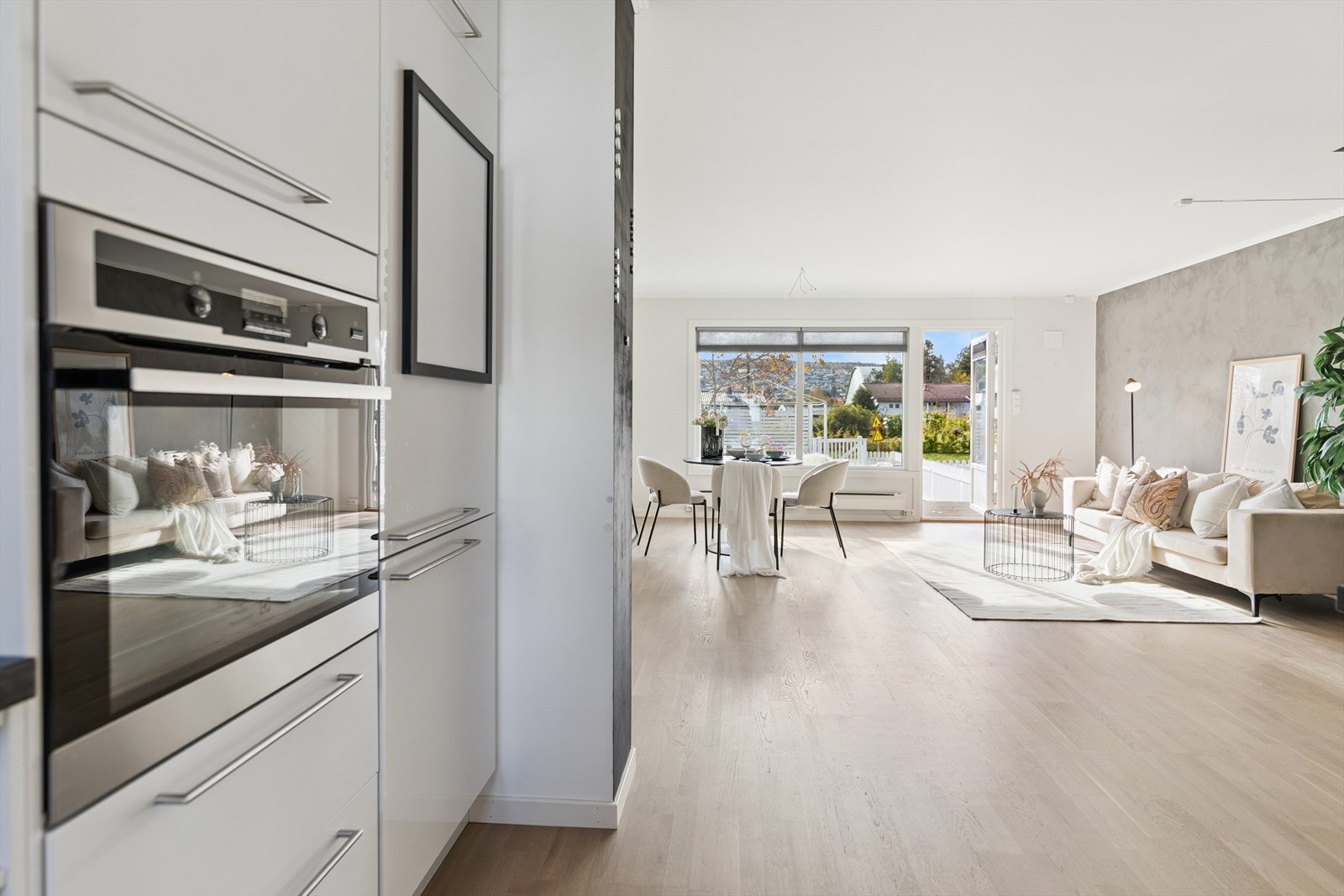 Boligen har et pent og moderne kjøkken i åpen løsning mot stue. Galleribilde