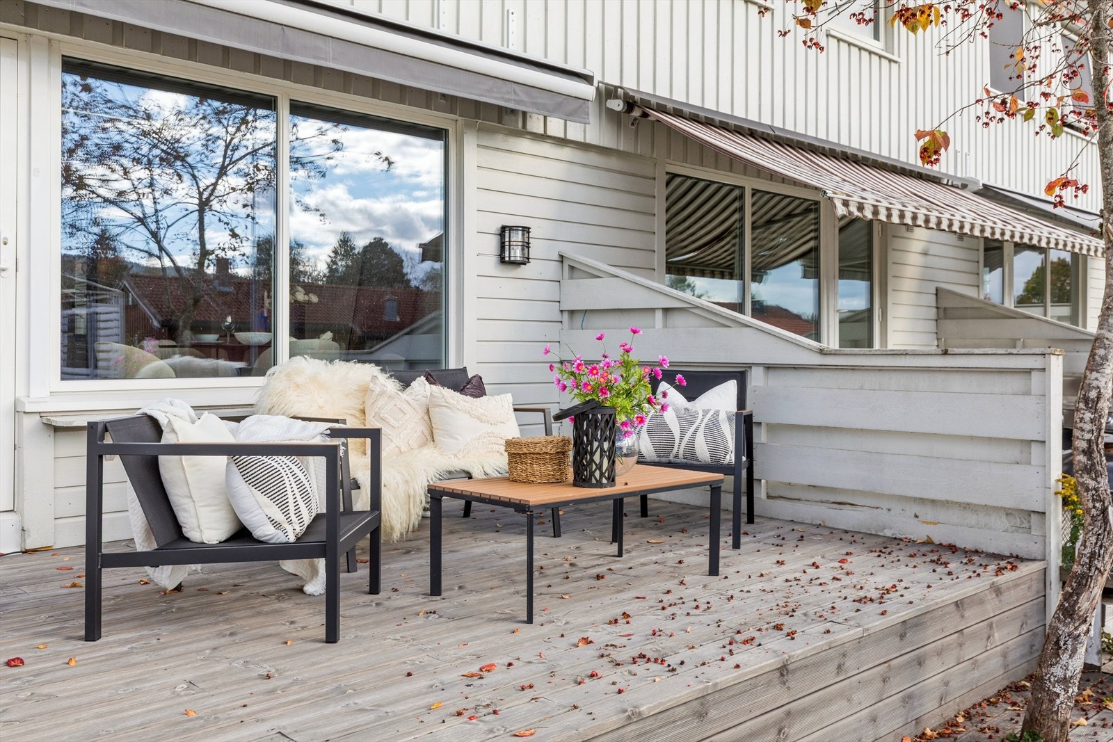 Det er terrassemarkise over stuevinduene. Galleribilde