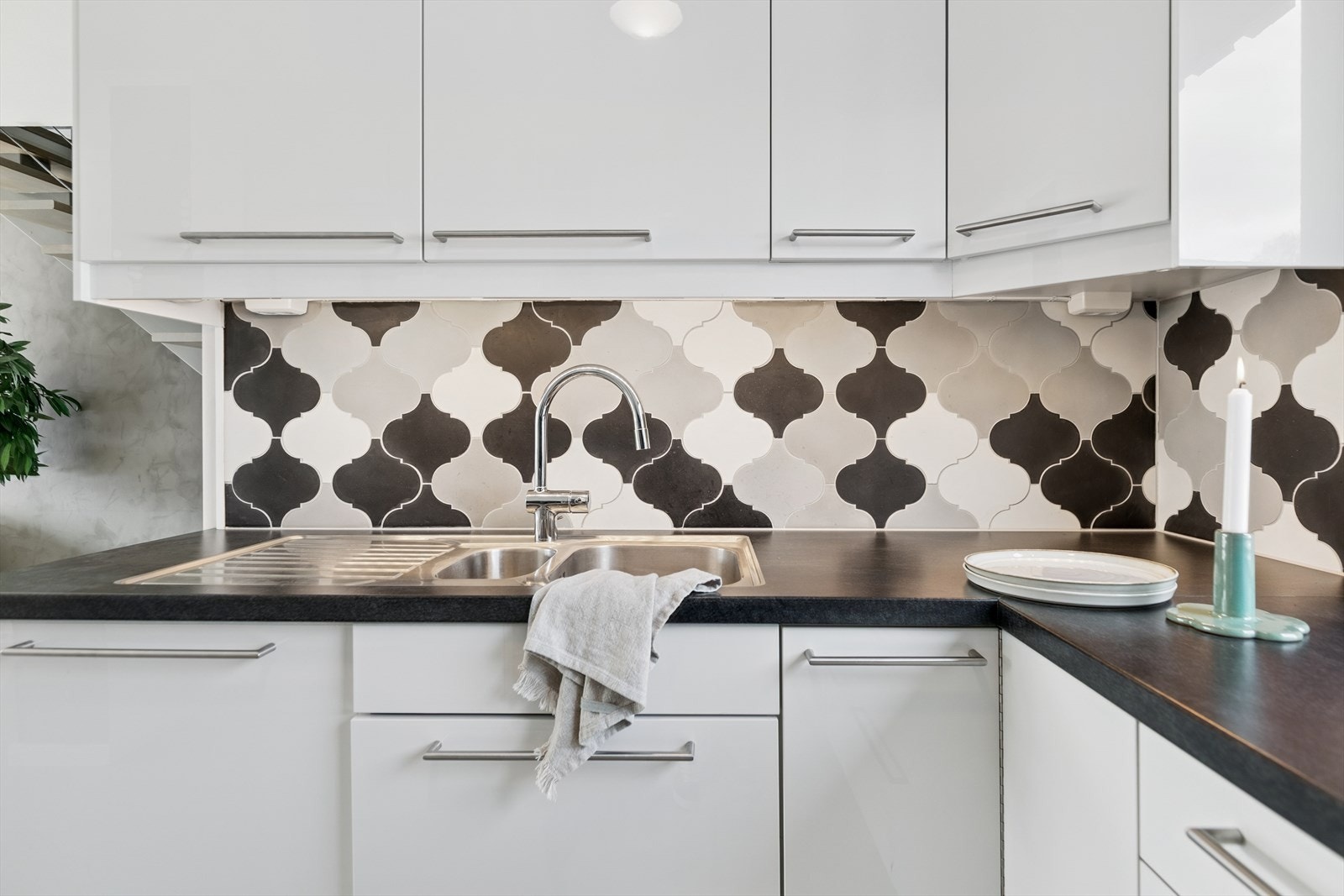 Stilige fliser mellom kjøkkenbenk og overskap. Galleribilde