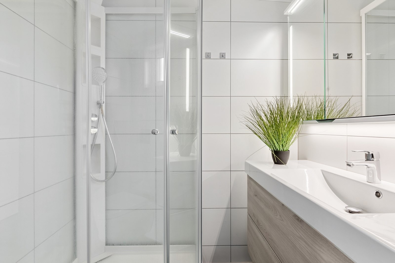 Badet er flislagt, og det er varme i gulv. Galleribilde