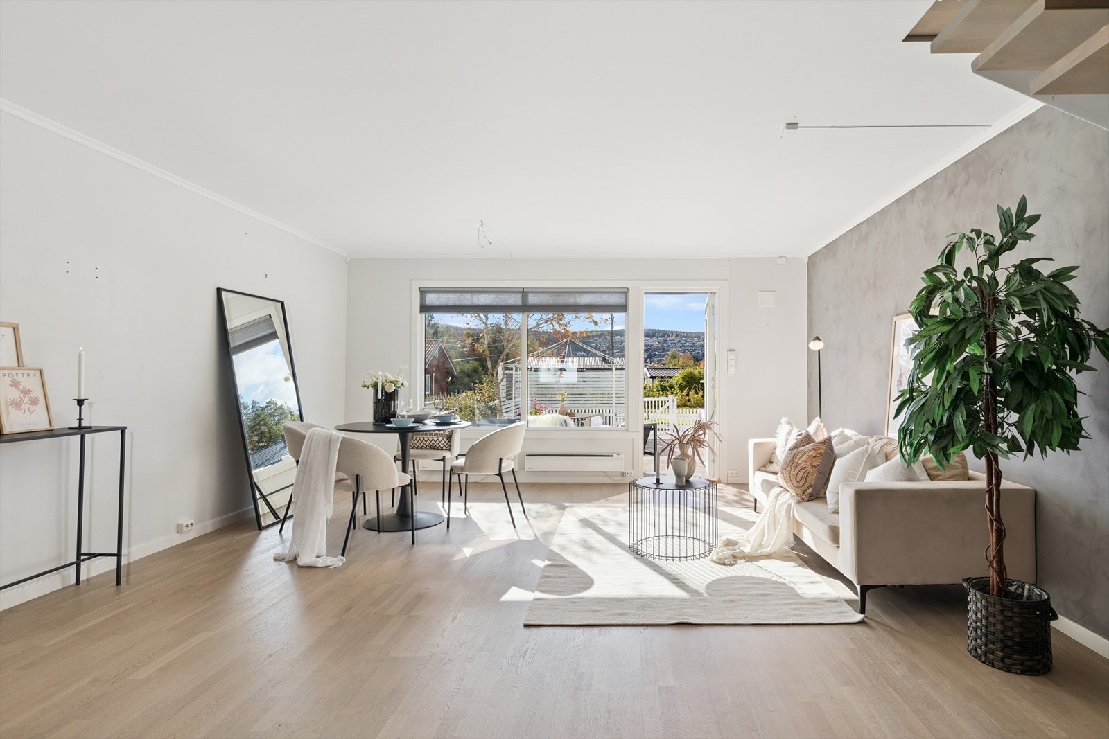 Fra stuen er det utgang ut til terrassen. Galleribilde