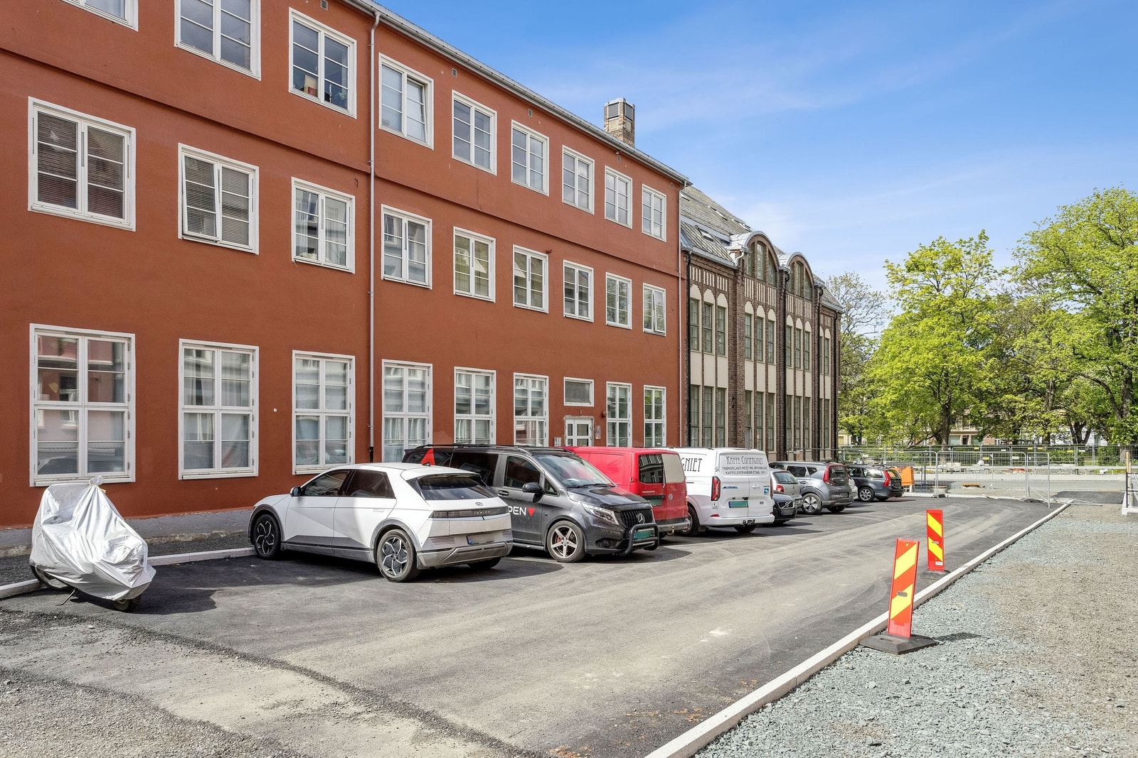 Flere oppgradering i området, med blant annet etablering av benker og innslag av grønt rett utenfor døren. Galleribilde