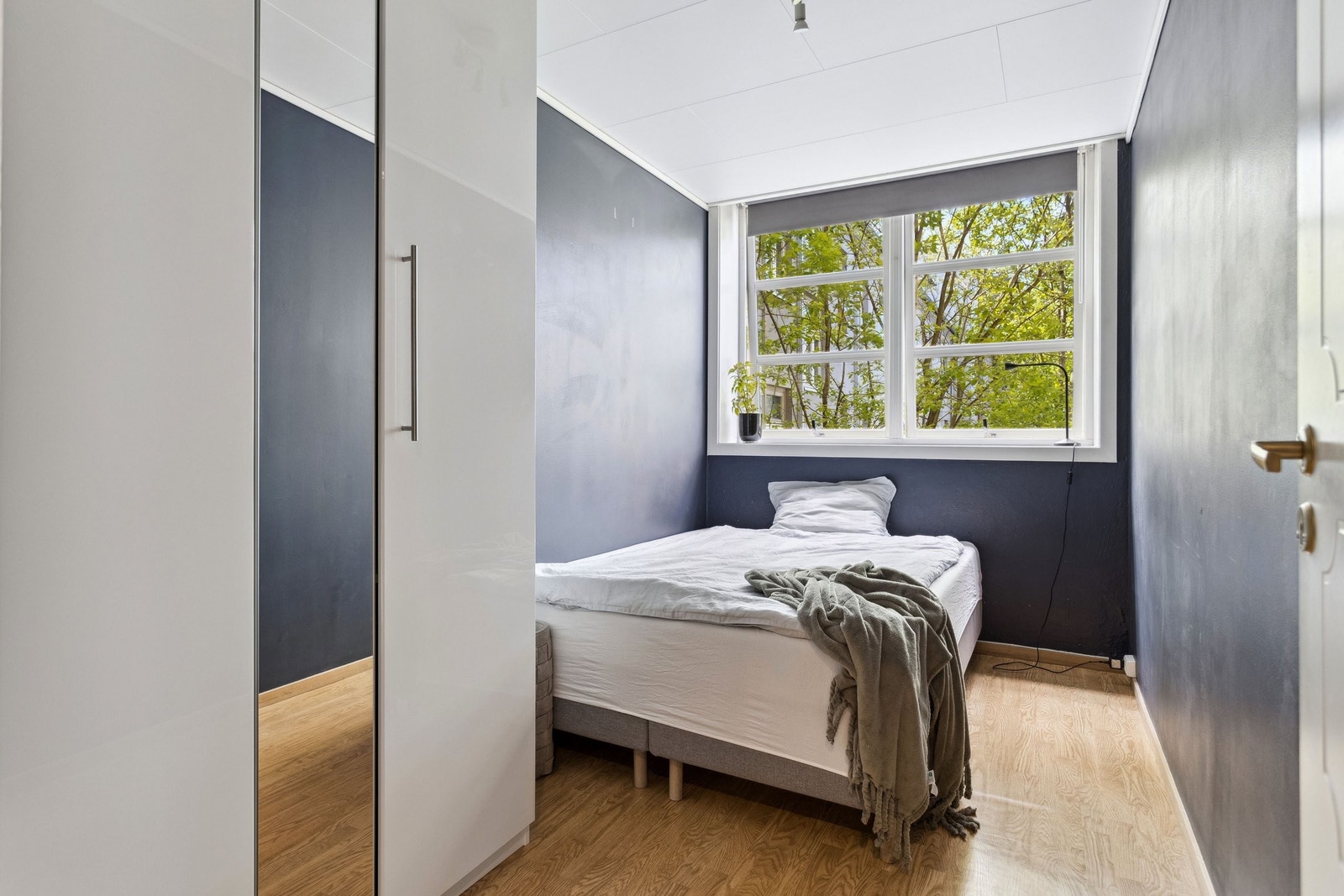 Soverom med vindu mot rolig bakgård. Galleribilde