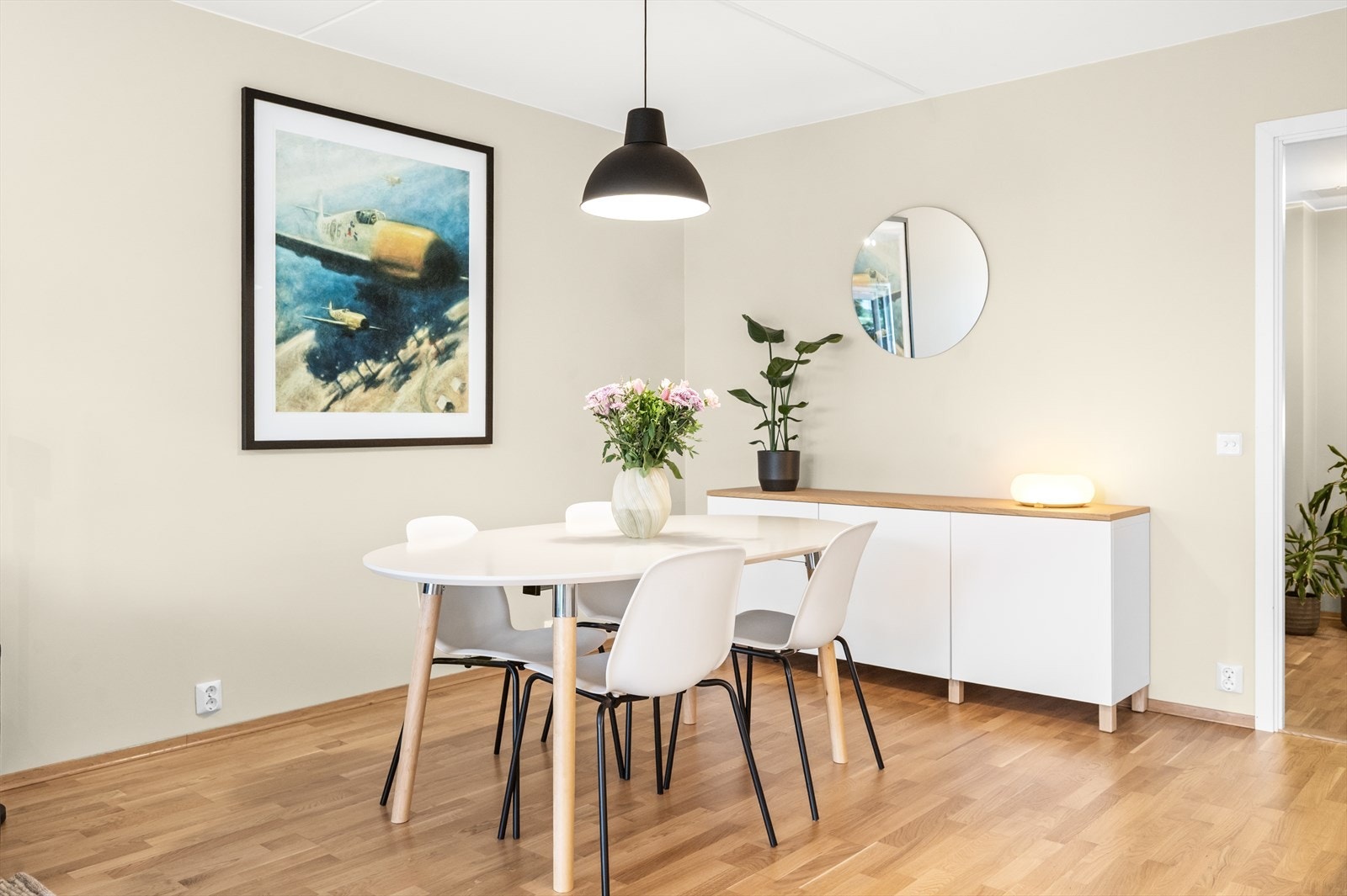 Åpen og sosial løsning mot kjøkken med plass til spisebord mellom Galleribilde