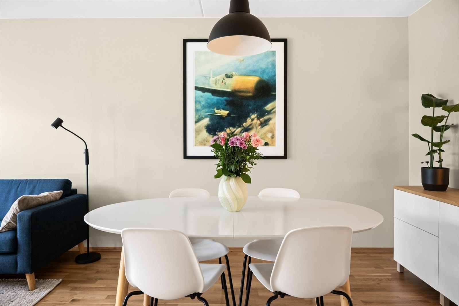 God plass til større spisebord med mange sitteplasser Galleribilde