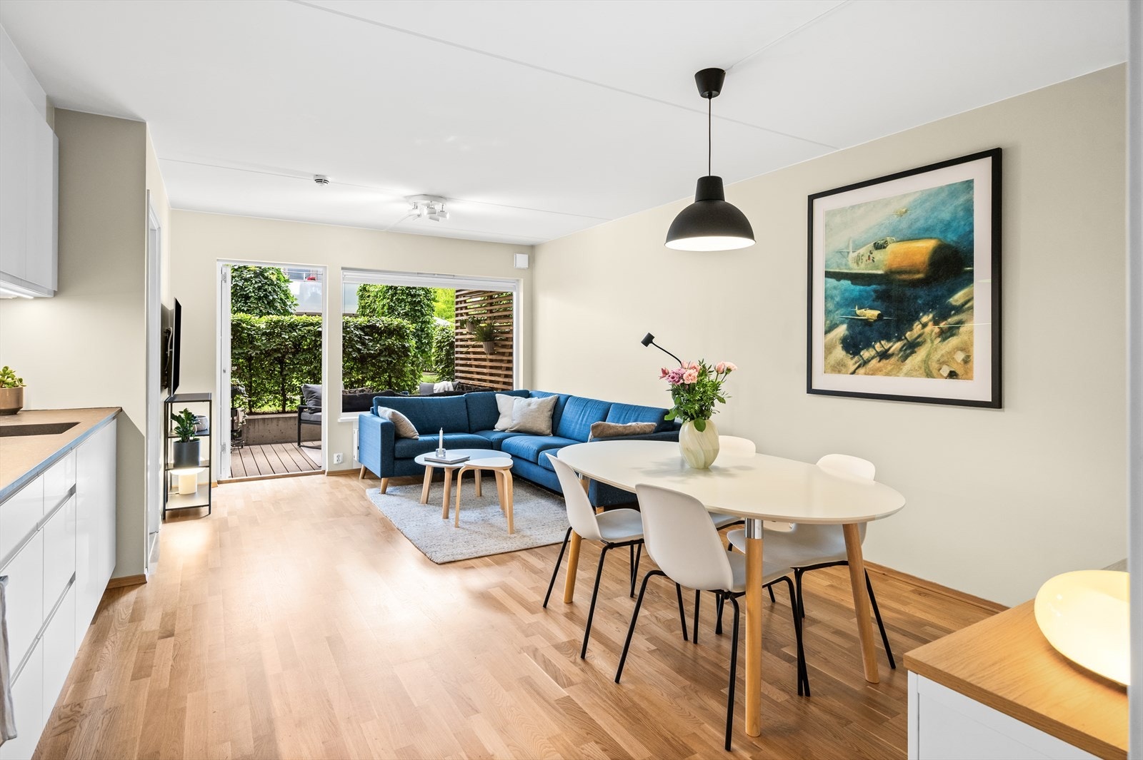 Det er montert plisségardiner på vinduene i stuen med up/down-funksjon Galleribilde