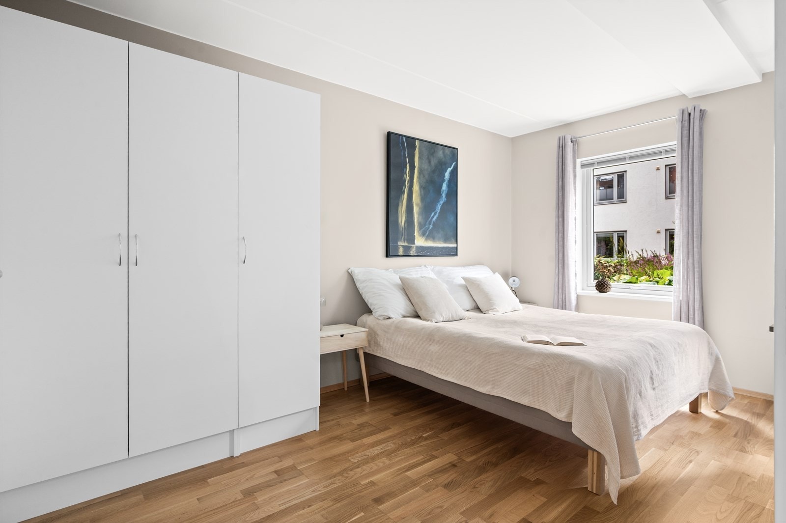 Hovedsoverommet kan enkelt innredes med dobbeltseng, nattbord og for eksempel en kommode Galleribilde