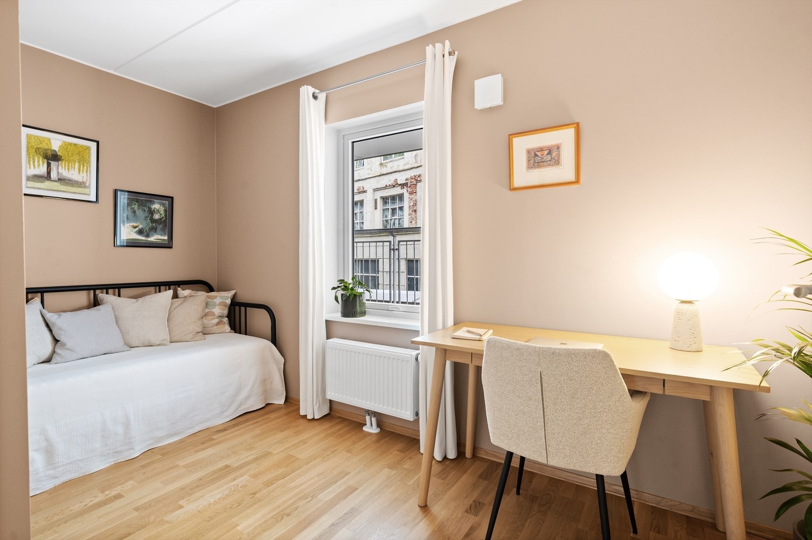 Soverom II har god plass til seng og nattbord Galleribilde