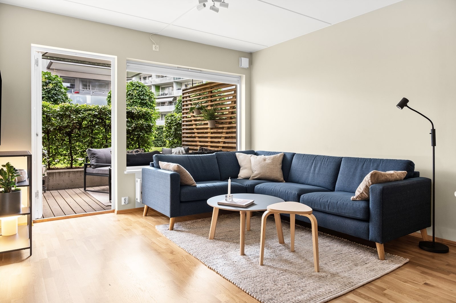 Pen stue med stor vindusflate som slipper inn rikelig med naturlig lys Galleribilde