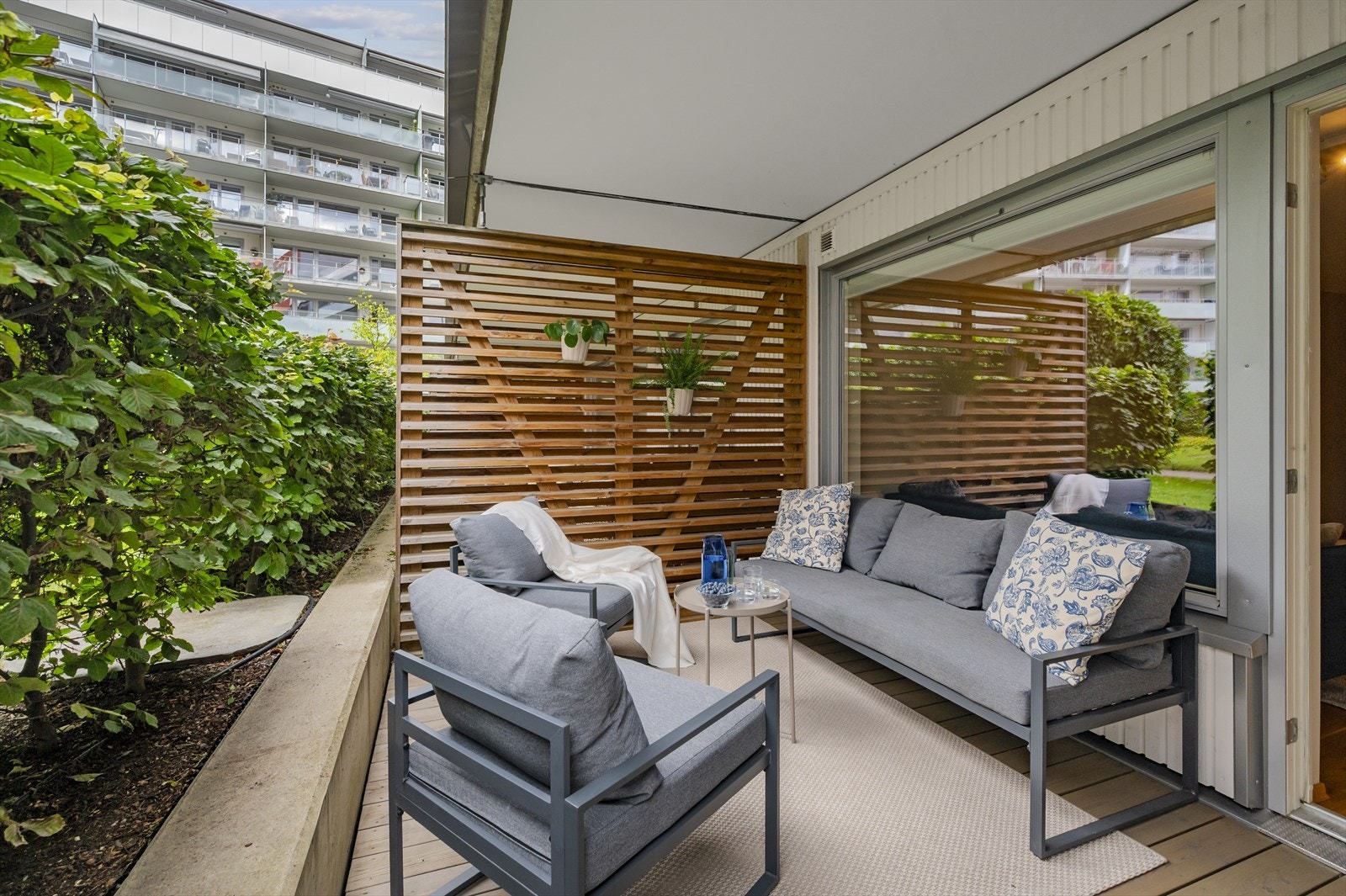 Vestvendt og overbygget terrasse på ca. 8 kvm. Galleribilde