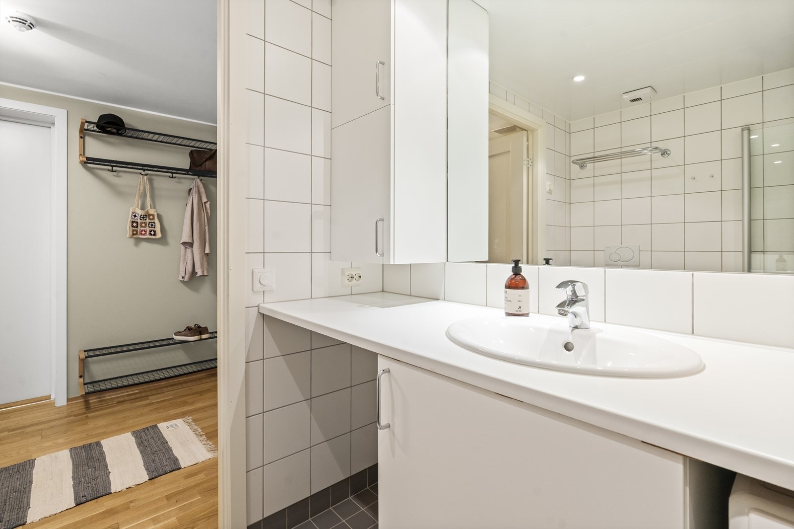 Stort speil og opplegg for vaskemaskin og tørketrommel under benkeplate Galleribilde