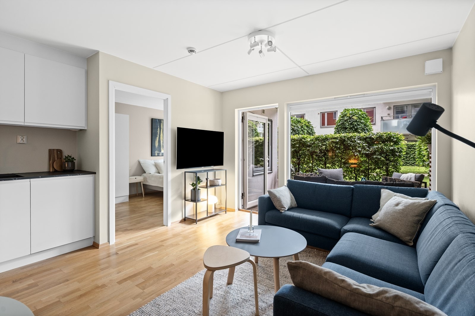 Den gode planløsningen gjør stuen enkel å innrede med sofagruppe, salongbord og TV-møblement Galleribilde